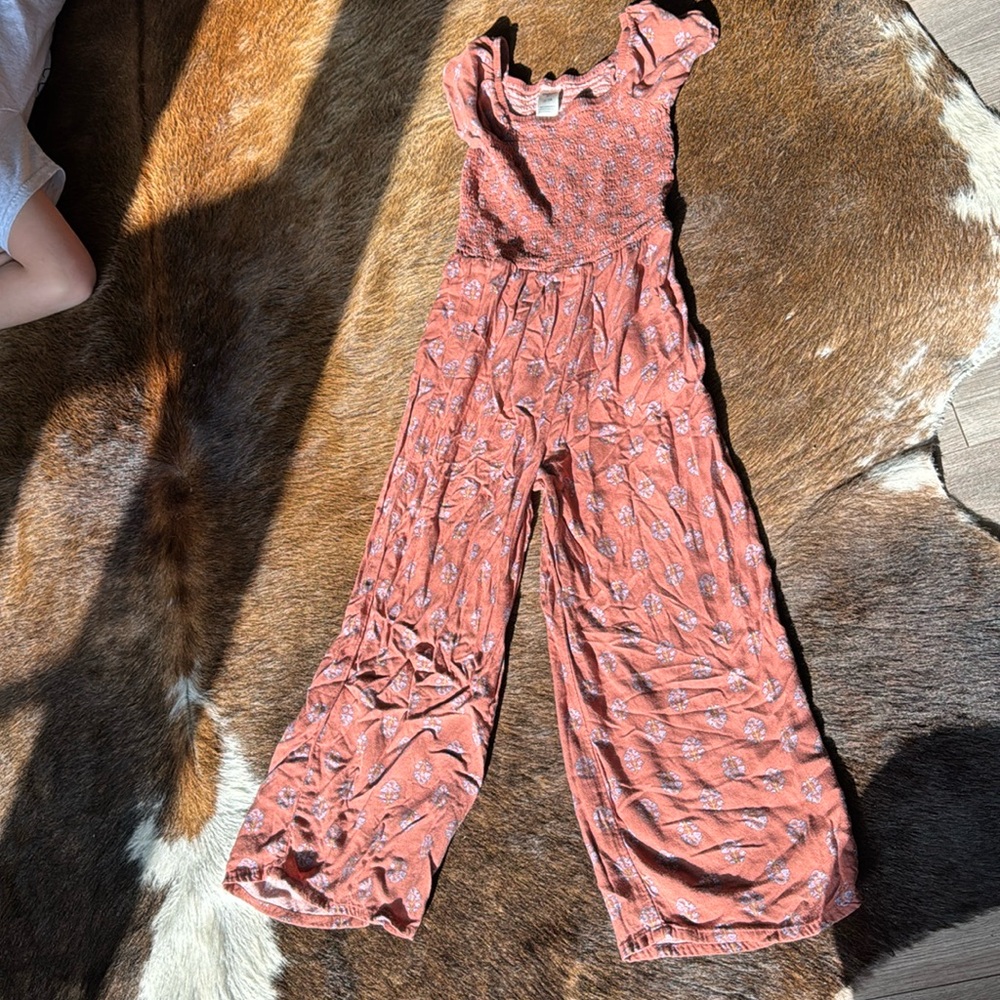 Girls romper. Pants with short sleeves! Very cute and soft material! Size 7
